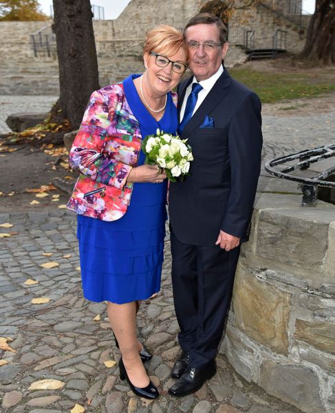 �lteres Brautpaar vor dem Standesamt am Schloss Broiuch